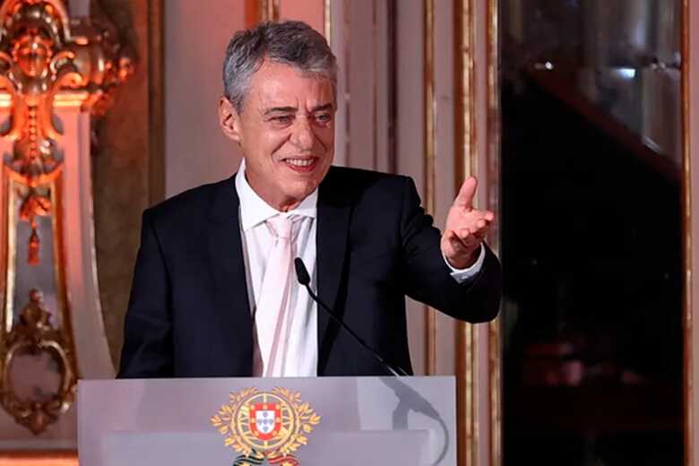 Prêmio foi dado ao cantor ainda em 2019, porém, ex-presidente se recusou a assinar a documentação necessária para que ele recebesse o diploma 