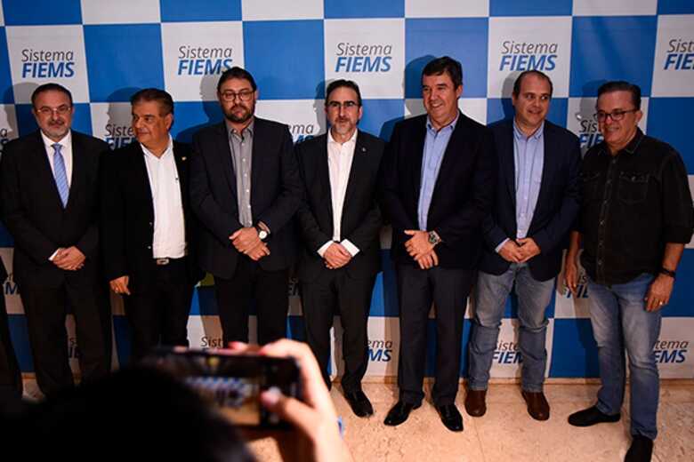 Vice-presidente da Fecom&eacute;rcio, Adilson Puertes, Senador Nelsinho Trad, o Secret&aacute;rio Extraordin&aacute;rio da Reforma Tribut&aacute;ria, Bernard Appy, governador Eduardo Riedel, presidente da Famasul, Marcelo Bertoni, e o deputado Vander Loubet