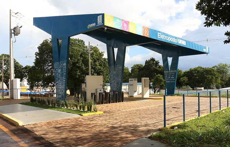 O ponto de recarga utiliza energia solar fotovoltaica