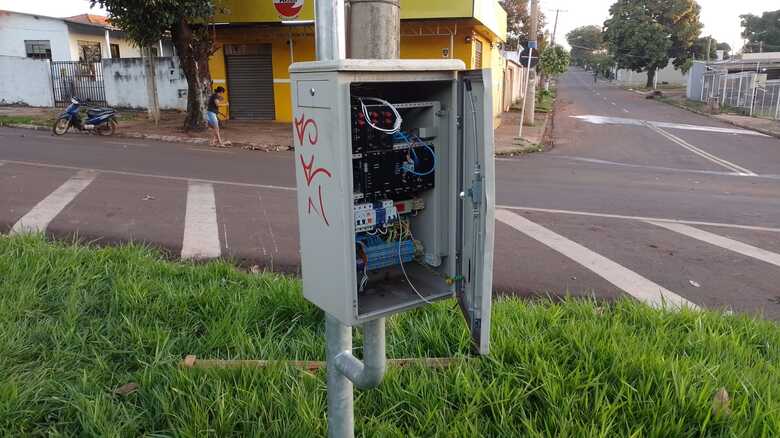 Quadro eletr&ocirc;nico que controla o sem&aacute;foro
