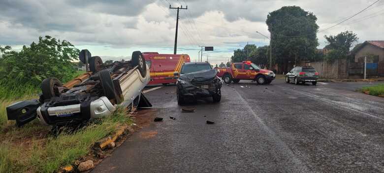 Ambos ve&iacute;culos ficaram destru&iacute;dos 