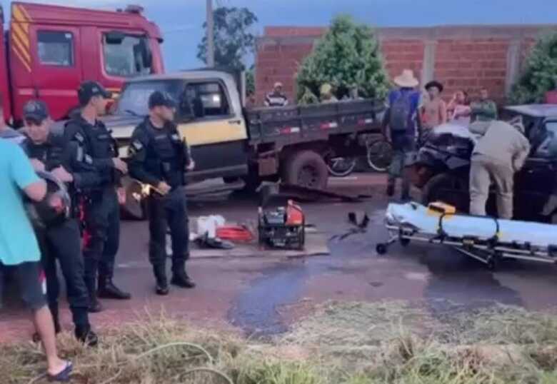 Acidente envolveu um carro de passeio e uma caminhonete