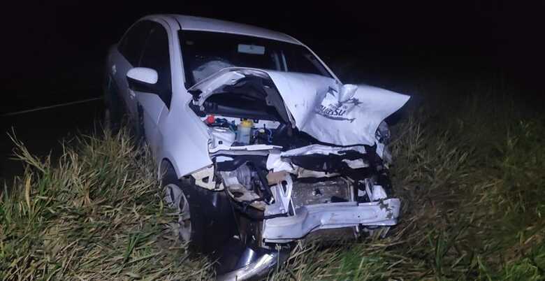 Carro ficou com a frente toda destru&iacute;da ap&oacute;s o acidente