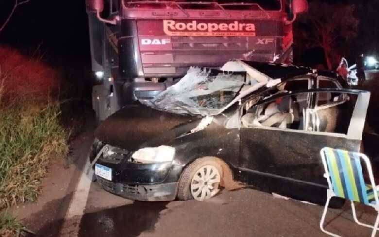 Fox, de cor preta, em que estava a v&iacute;tima, ficou bastante danificado