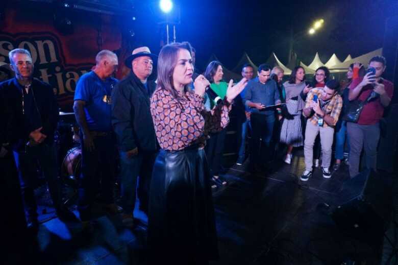 Prefeita Adriane Lopes durante fala em evento em Rochedinho