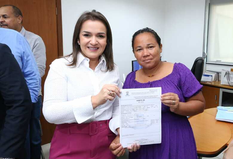 Adriane Lopes e Maria Mamedes Peres, uma das moradoras beneficiadas
