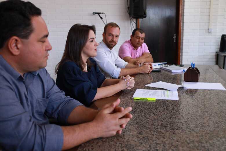 Adriane Lopes e membros participantes do Cons&oacute;rcio Intermunicipal