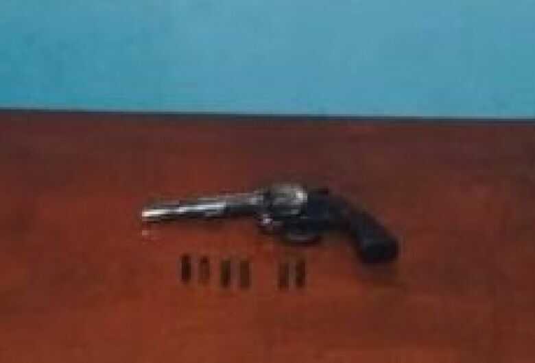 Arma e muni&ccedil;&otilde;es foram apreendidos 