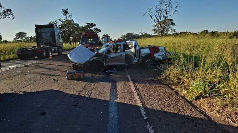 Caminhonete ficou bastante danificada