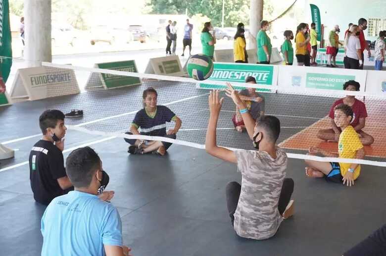 Crian&ccedil;as jogam v&ocirc;lei sentado, uma das modalidade paral&iacute;mpicas