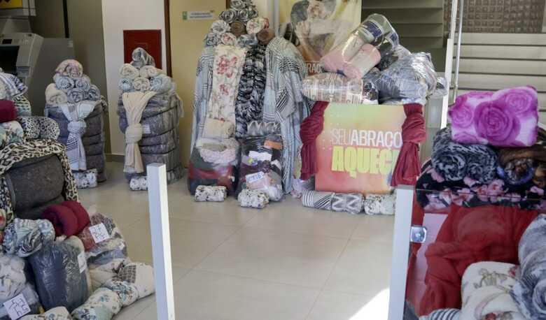 Agasalhos arrecadados foram entregues nesta manh&atilde;