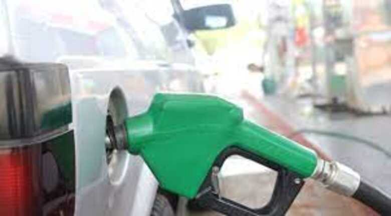 Ve&iacute;culo sendo abastecido