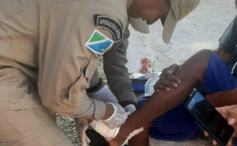 Idoso sendo atendido pelo Corpo de Bombeiros. Foto: Diário Corumbaense