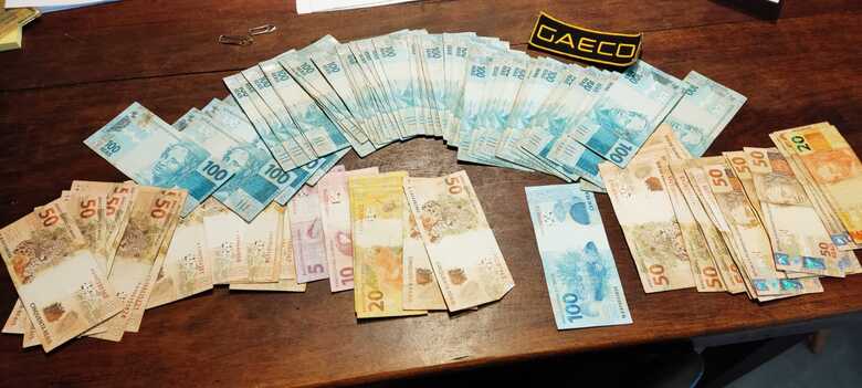 Dinheiro apreendido durante o cumprimento de mandados