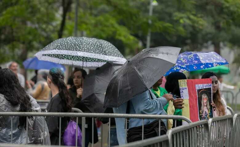 F&atilde;s esperam por uma &uacute;ltima despedida para a cantora