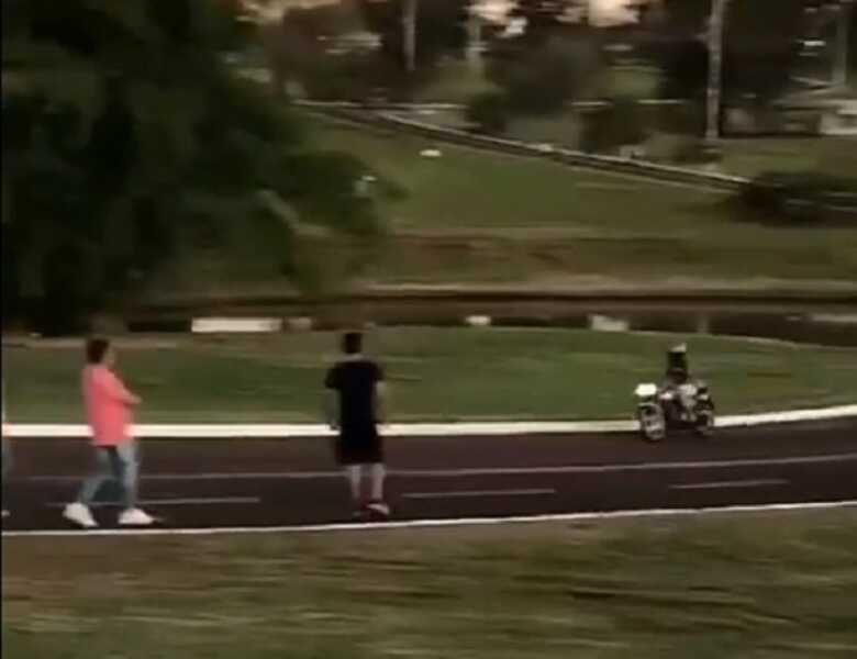 Motociclista passou 'voando' pela pista de caminhada