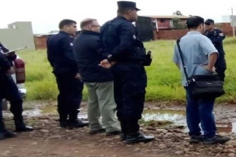 Policiais no local onde foi encontrado o corpo da mulher