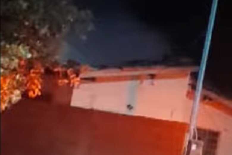 Bombeiros foram acionados para controlar o incêndio