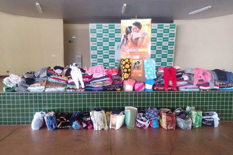 As doa&ccedil;&otilde;es s&atilde;o de roupas, sapatos e cobertores