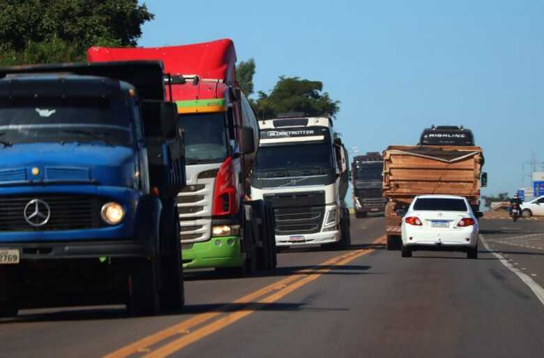 Ve&iacute;culos na pista em Mato Grosso do Sul.