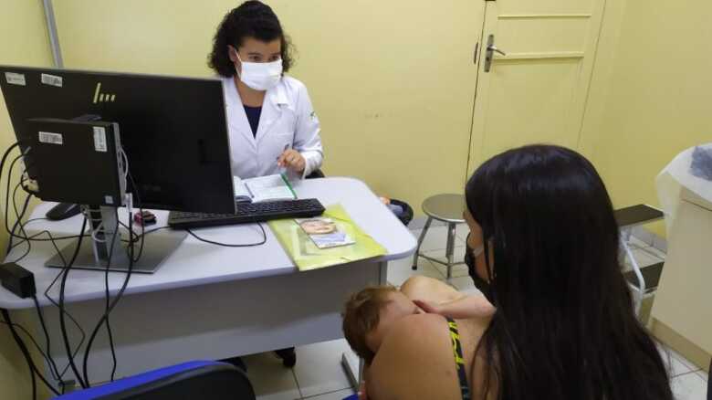 Enfermeira fazendo atendimento em Upa.
