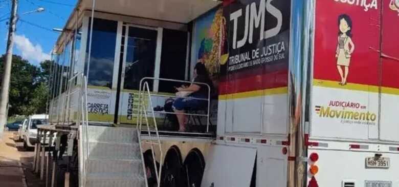 Carreta durante atendimento à população. Foto: TJ/MS