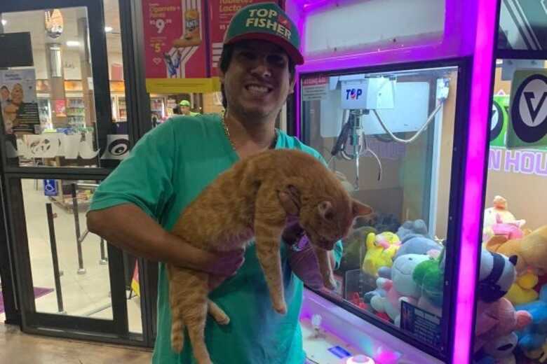 Homem com o gatinho de verdade