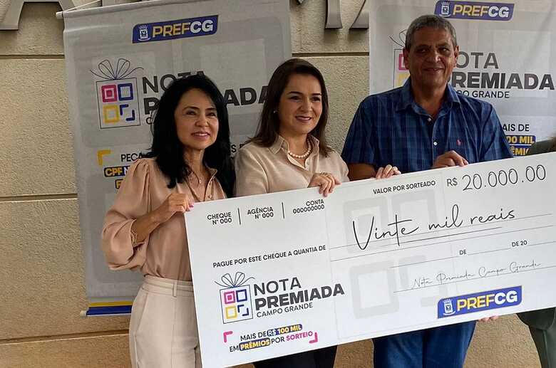 Secret&aacute;ria de Finan&ccedil;as, M&aacute;rcia Okama, prefeita Adriane Lopes e o ganhador Ariovaldo Pereira