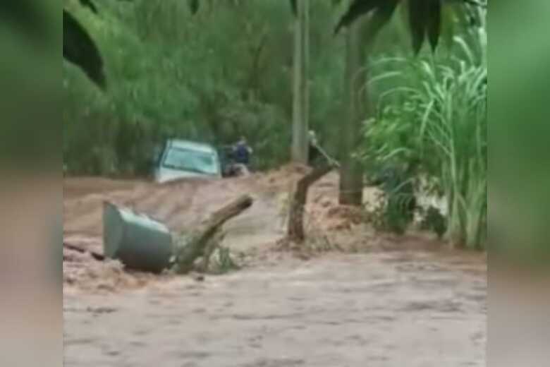 Policiais se arriscaram para salvar fam&iacute;lia