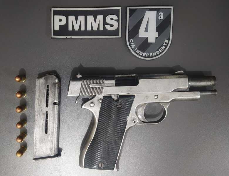 Arma encontrada pela pol&iacute;cia na casa do fato