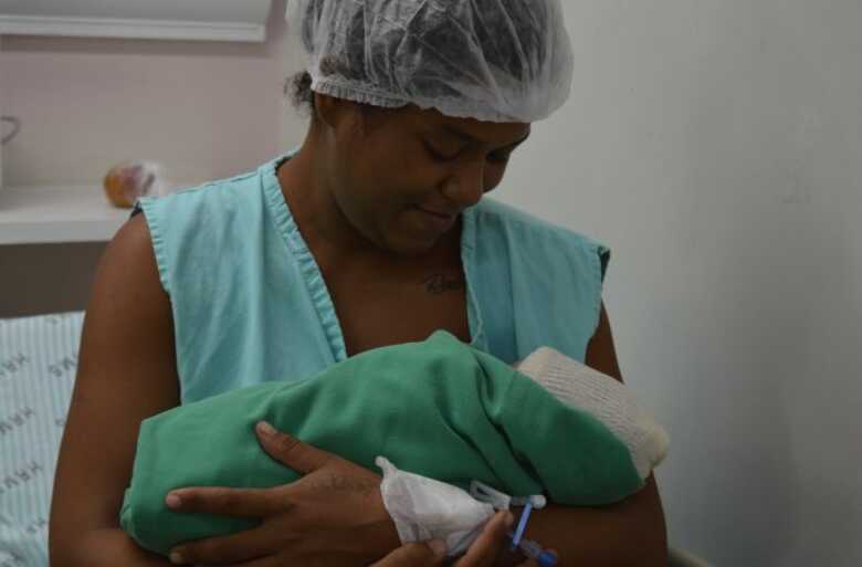 Katielly segura o pequeno Mikael nos bra&ccedil;os 