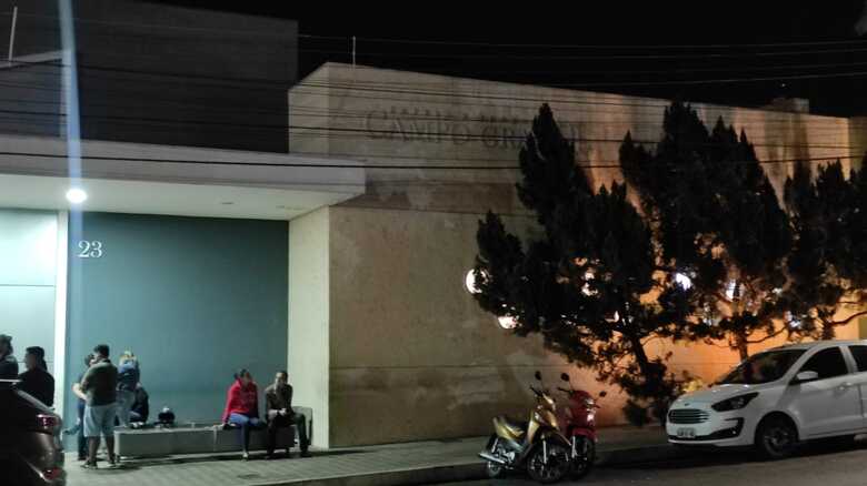 Amigos ficaram do lado de fora e parentes do lado de dentro da capela