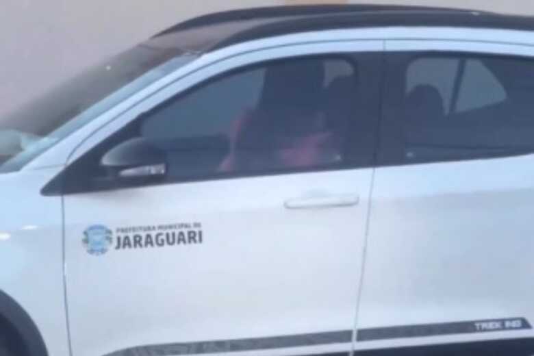 Carícias aconteceram no carro da Prefeitura de Jaraguari