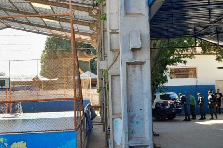 Aluno sendo detido pela Pol&iacute;cia Militar