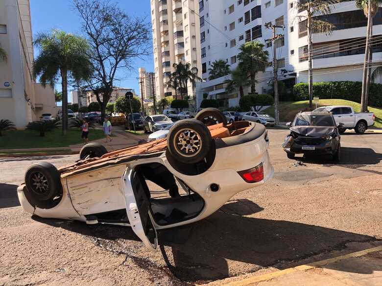 Voyage capotou no cruzamento das vias