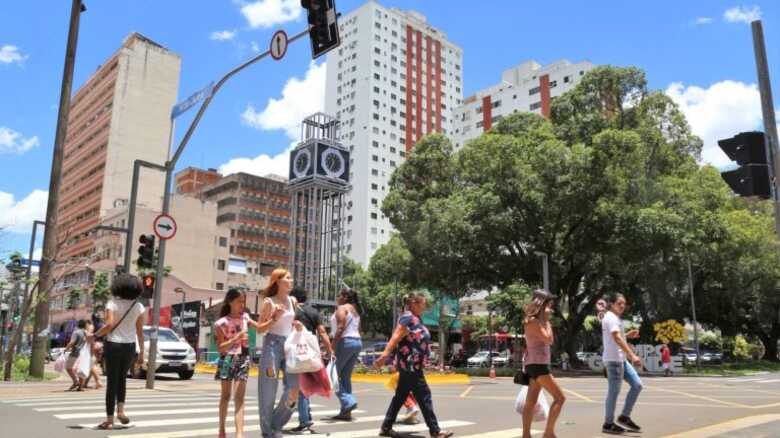 Comércio abrirá no Carnaval 2025