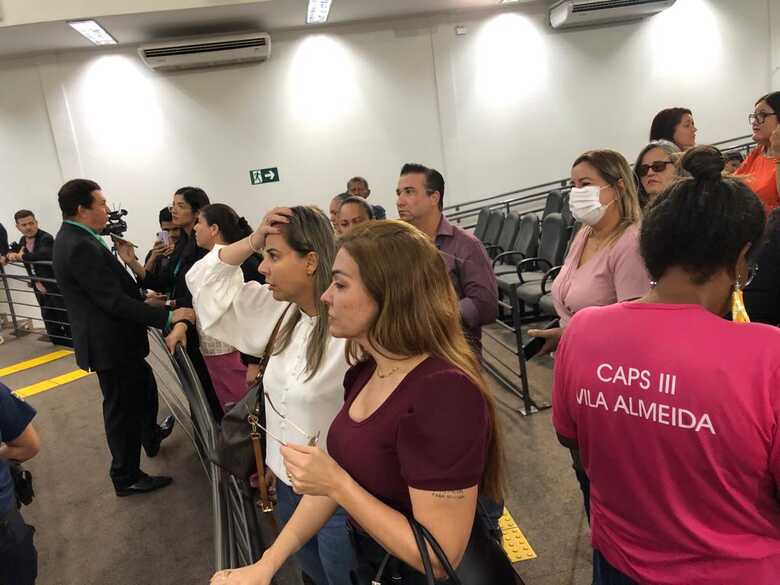 M&atilde;es se re&uacute;nem na C&acirc;mara Municipal de Campo Grande para solicitar convoca&ccedil;&atilde;o de professores na Capital