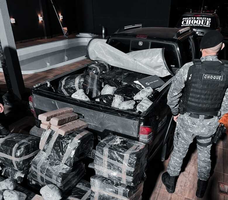 Ao todo, foram apreendidos quase uma tonelada de drogas