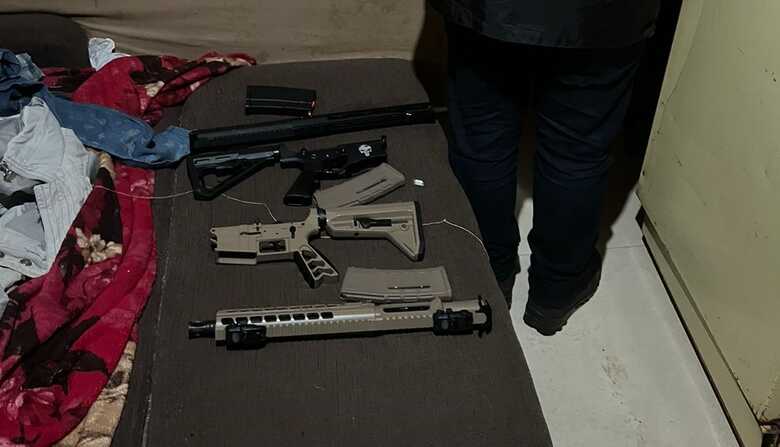 Fuzis iriam para facções após serem pegos no Paraguai