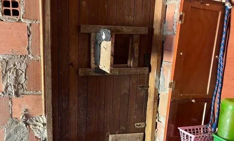 Quarto sem ventilação tinha apenas uma abertura para a passagem de alimentos