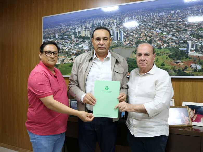 Vereadores Tabosa e Carlão juntos com Carlos Melke, presidente do hospital São Julião comemoram acerto da entidade com a prefeitura 