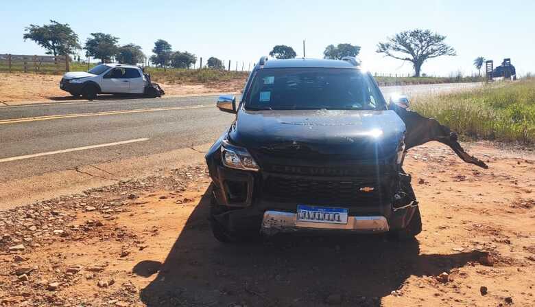 Caminhonete ficou com a frente destruída e picape partida ao meio