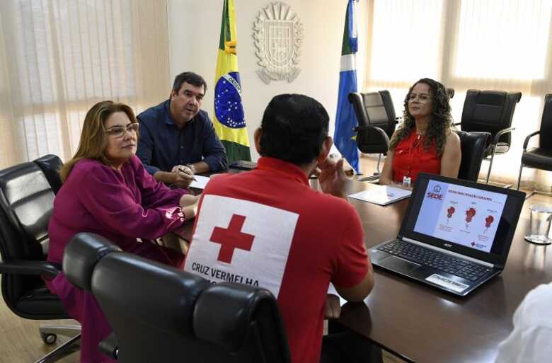 Governador Eduardo Riedel com o colegiado da Cruz Vermelha