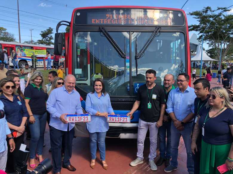 Prefeita Adriane Lopes e João Resende do Consórcio Guaicurus emplacam novos ônibus 