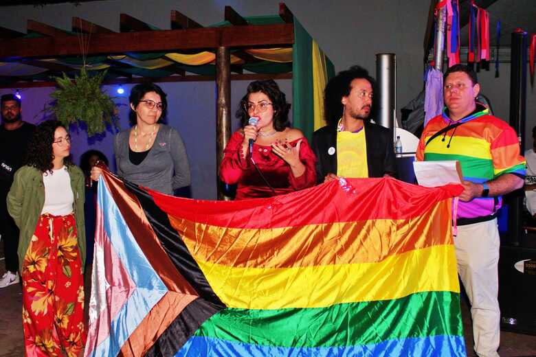 Sarau e feira do Orgulho LGBT+ acontece nesta quarta com shows musicais e poesia