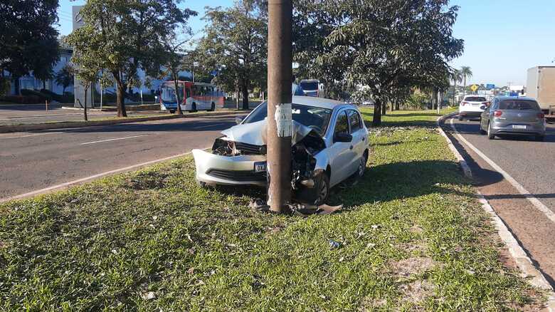 Carro foi retirado do local durante a manhã