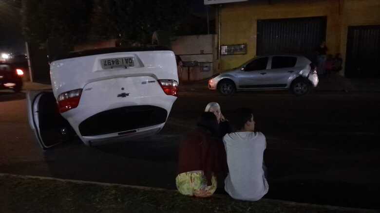 Casal que estava no carro ficou sentado e desolado com o acidente