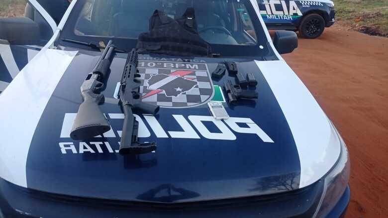 Arma e colete apreendido na troca de tiros
