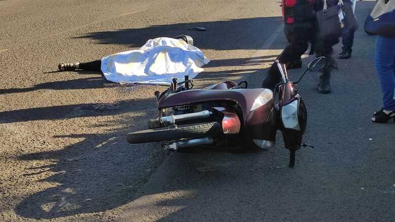 Motociclista morreu ao ser atropelada por um caminhão