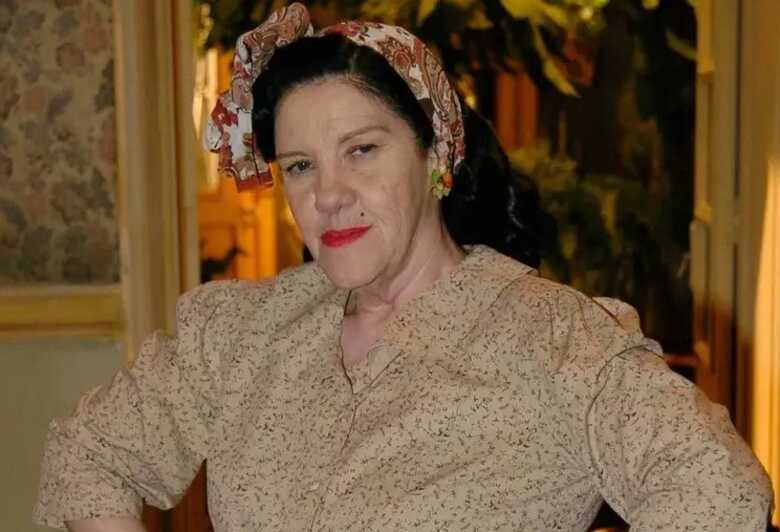 Atriz interpretando a personagem 'Divina Santini' da novela Alma Gêmea